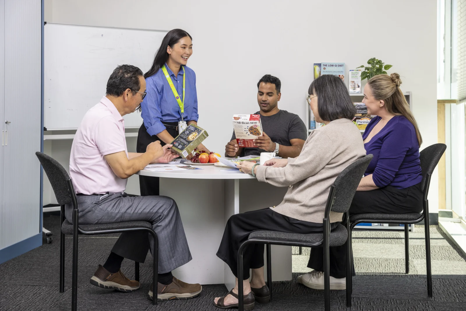A health professional showing a small group of people food packaging